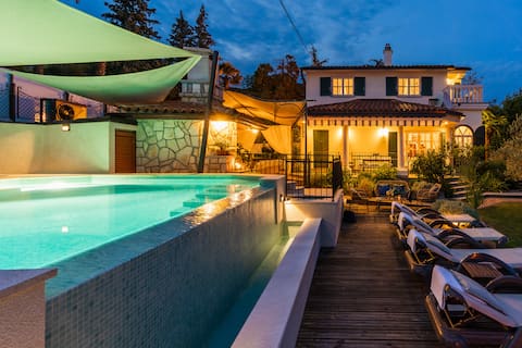 Vacation home with heated Pool, Hot Tub & Seaview