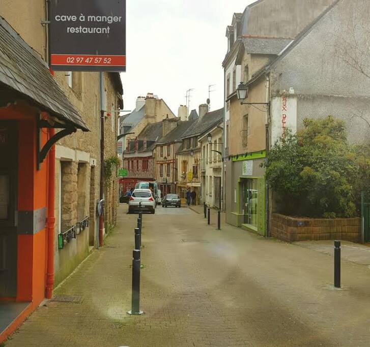 Le quartier de l'appartement : restaurants à deux pas.
