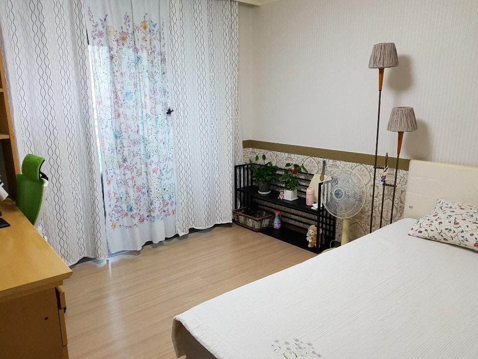 Como habitación de invitados, hay una impresora PC. fax.
También puedes trabajar.