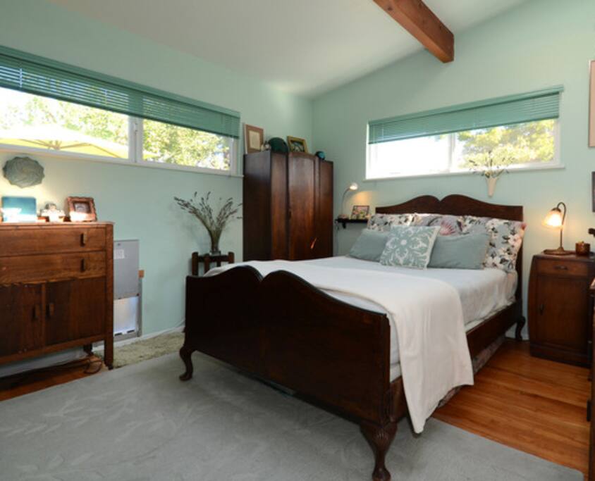 Hawaiian Room with double/full bed, new mattress.
