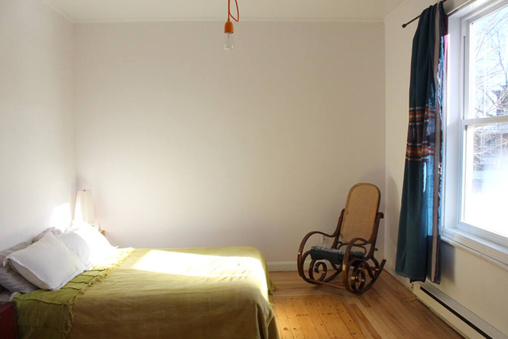 chambre confortable et lumineuse - lit double- possibilité de rajouter un matelas pour enfant 1 placard