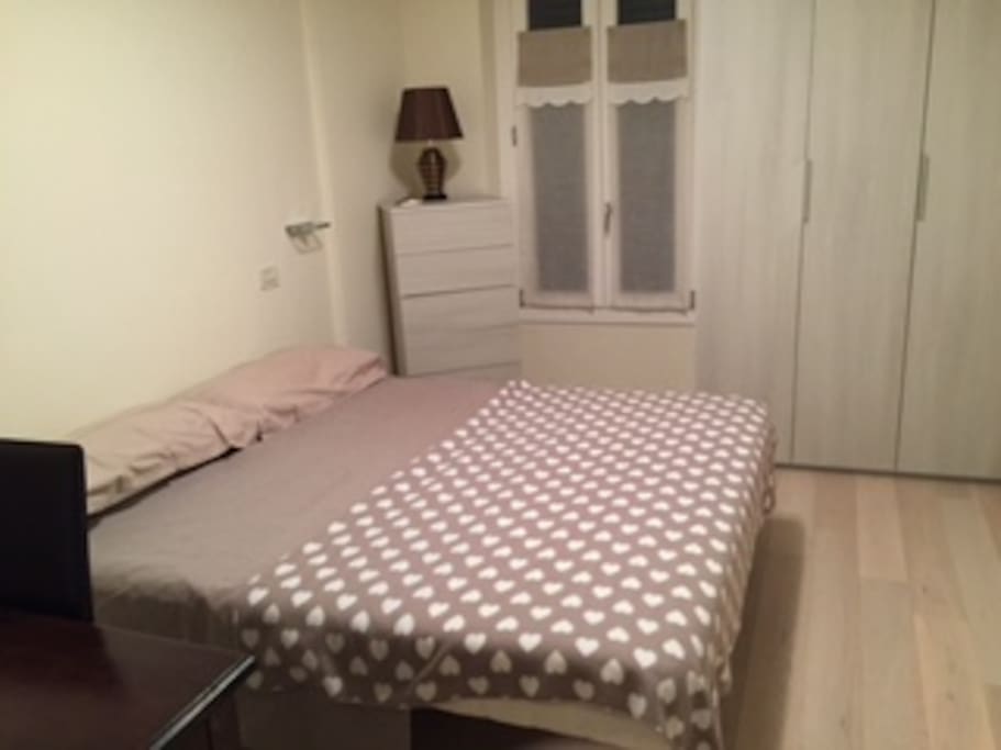 Camera da letto: scrivania, letto due piazze, armadio