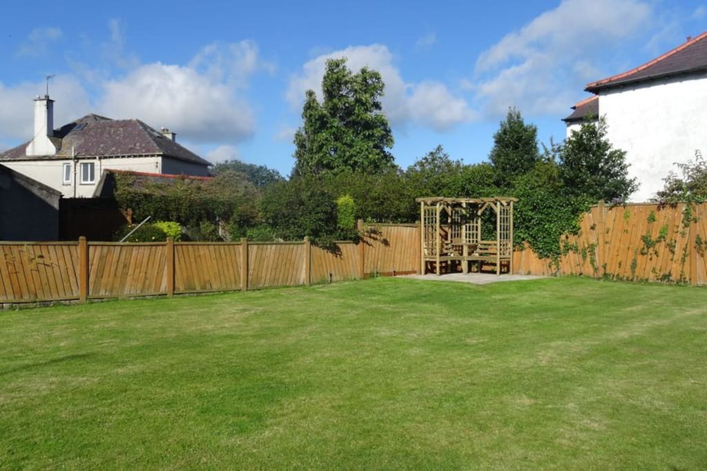 Large lawned rear garden