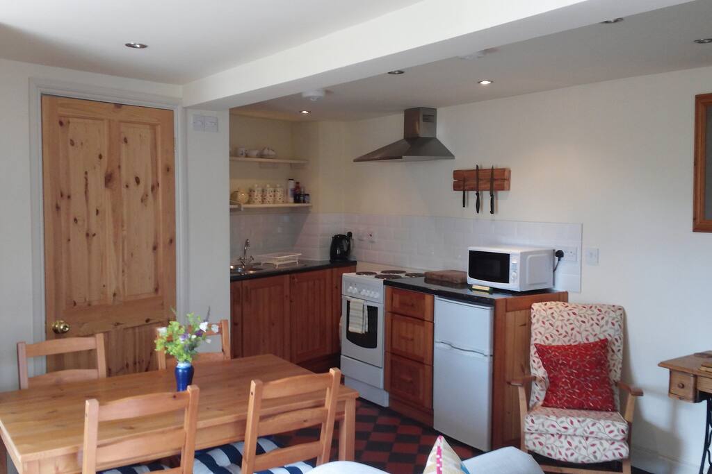 Cottage kitchen/dining