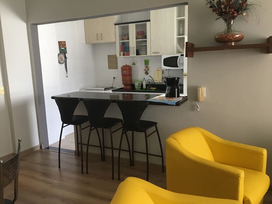 Balcão americano com poltronas de couro