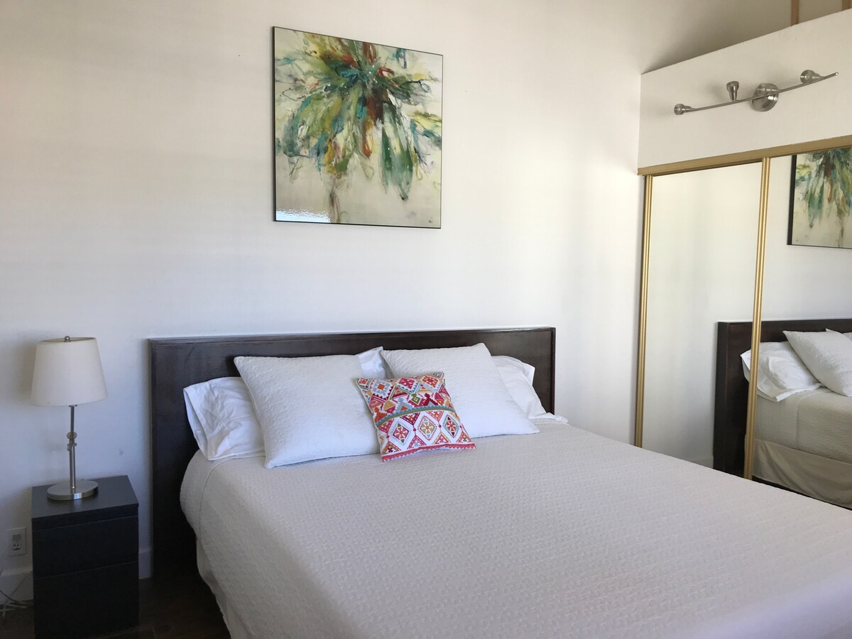 בחדר השינה הזה יש מיטת קינג סייז, הממוקמת למעלה.