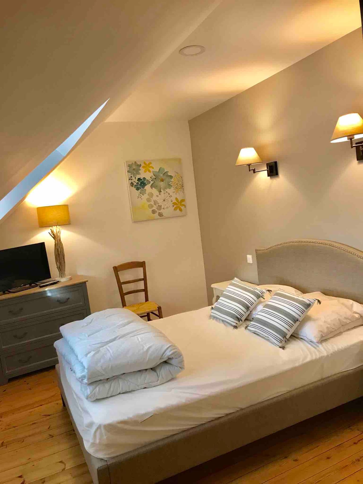 Chambre avec lit en 140 et rangements
Avec télévision 