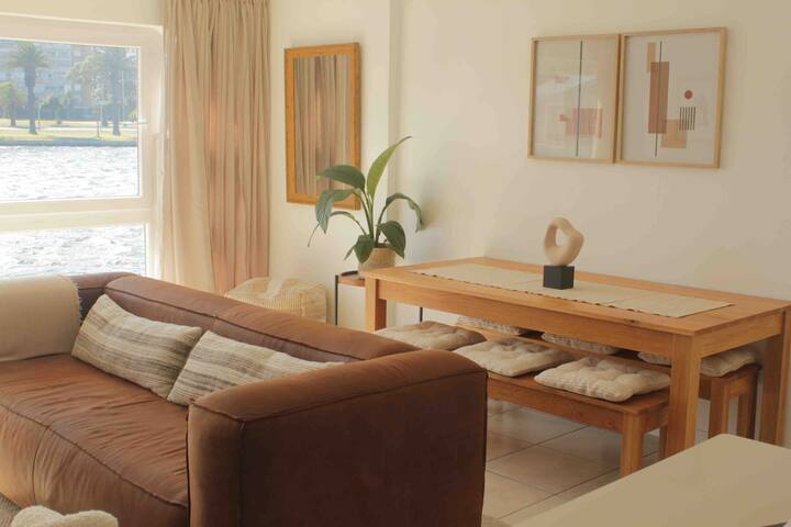 Modern, secure 3 bedr townhouse on the lagoon. gallery image 2