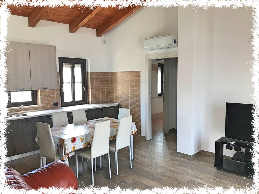 Cucina attrezzata e zona living Casetta Arcobaleno,Capo Rizzuto.