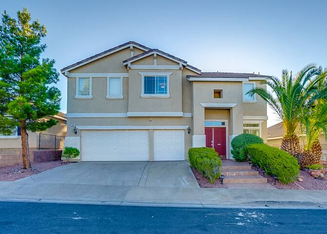 Vacation Ready 4 Bed/3 Bath w/ Heated Pool & Spa gallery image 2