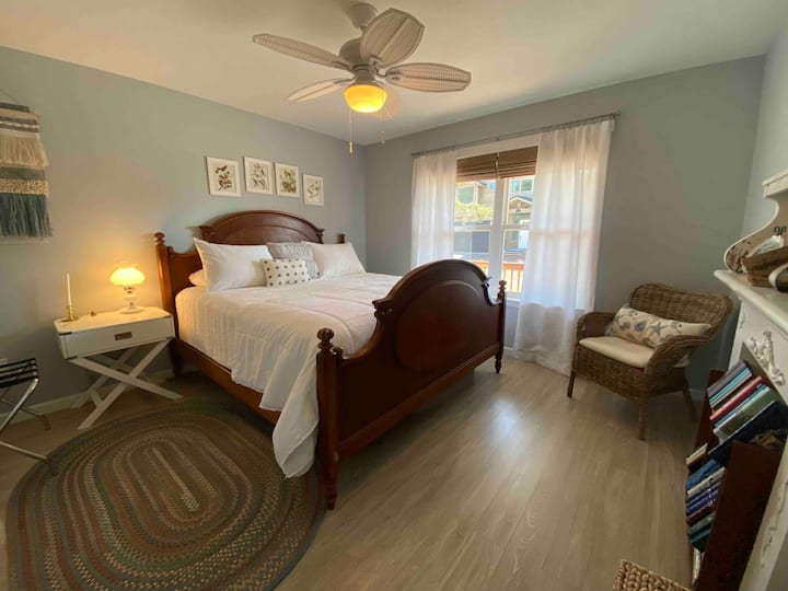 Მთავარი საძინებელი (მთავარი სართული) აღჭურვილია დიდი საწოლით, ჰიბრიდული მატრასით, ბუმბულით და ბალიშებით, ლუქს-კლასის თეთრეულით, ბიბლიოთეკით, ბარგის სადგამით და სააბაზანოთი.