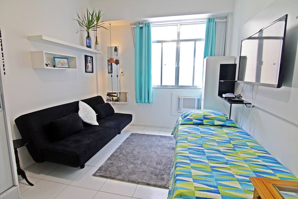 Lindo quarto com ar condicionado, cama de solteiro, confortável sofa cama de casal, TV LCD e internet sem fio.
