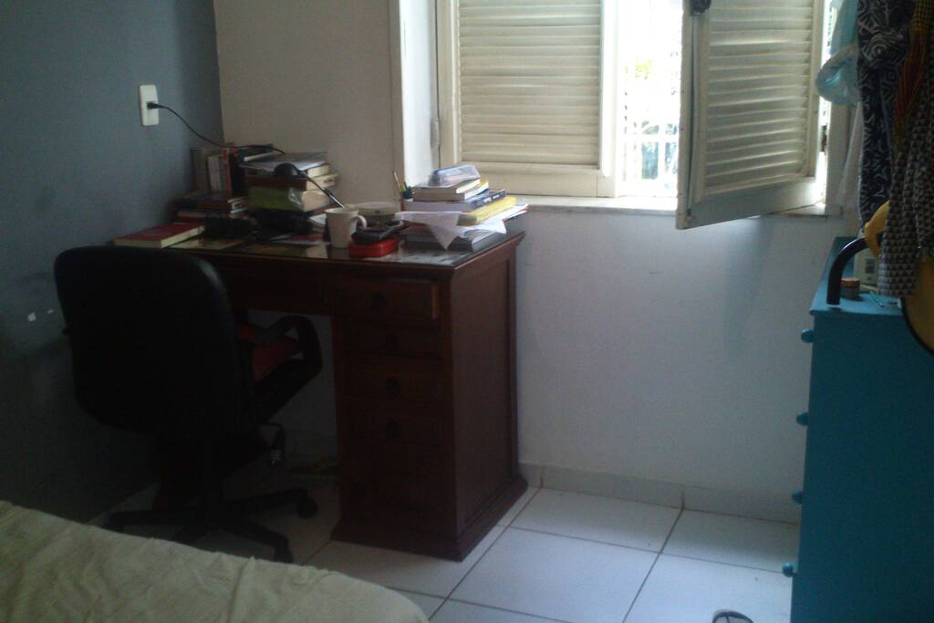 Mesa e cômoda para roupas