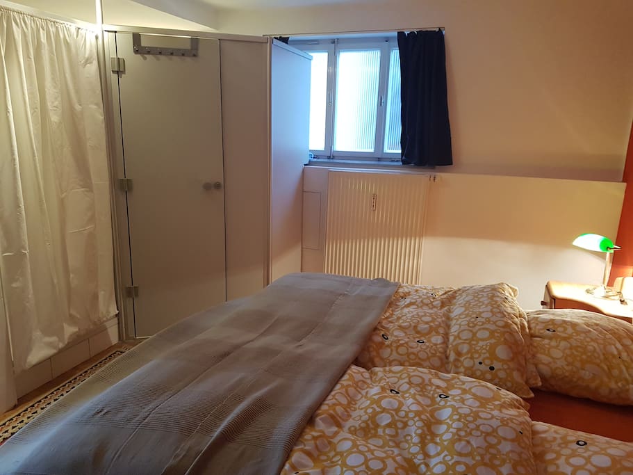 Schlafzimmer mit abgeteiltem
Bad