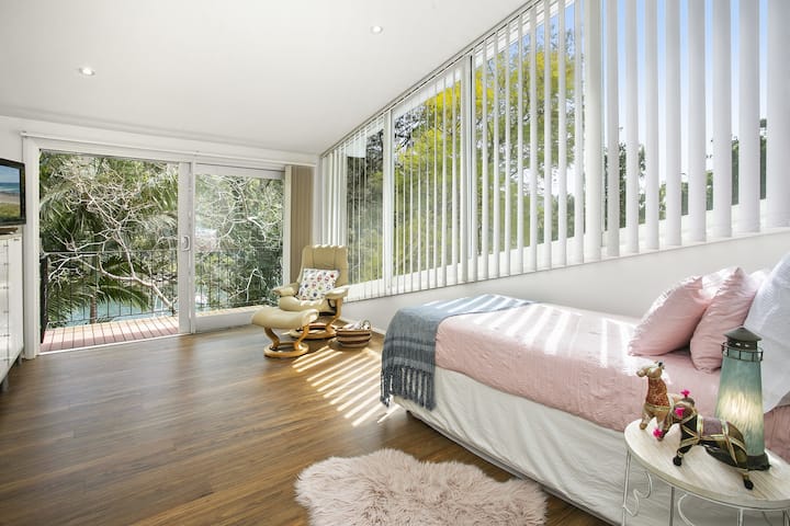 Spavaća soba s 2 kreveta za jednu osobu te terasom i pogledom