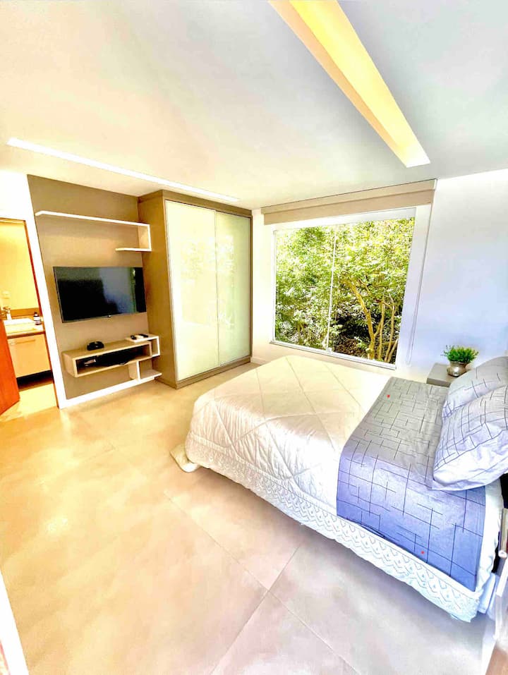 إطلالة بانورامية على الجناح ، تظهر كل وسائل الراحة والخصوصية والصمت والديكور والتشطيب الممتاز. 