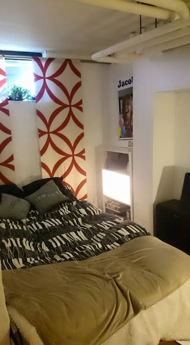 Sovrum källare. Säng 120 cm