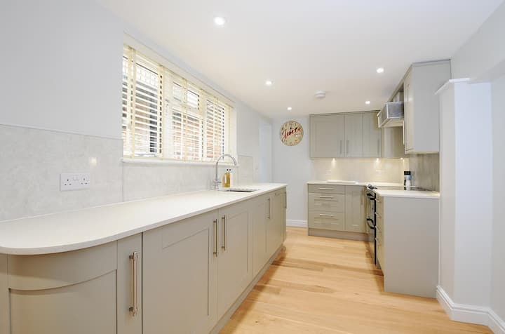 Delightful Town Centre Maisonette - Horsham