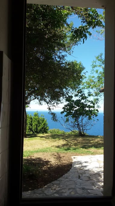 Vista sul giardino e sul mare dalla finestra della cucina