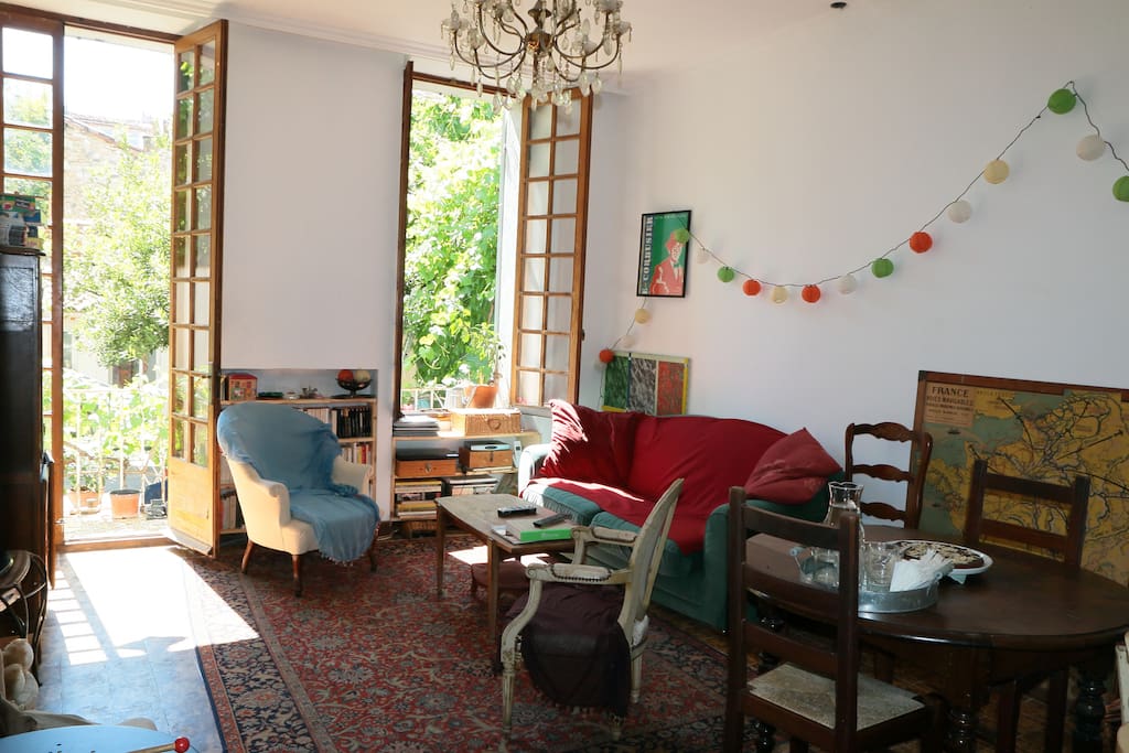 le salon ouvert sur le jardin