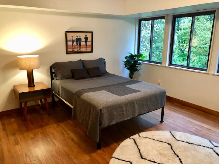 ห้องนอนผู้เข้าพักชั้นล่างอยู่นอกบันไดหลักโดยตรงได้รับการตกแต่งอย่างดีมีตู้เสื้อผ้าขนาดใหญ่และมีวิวภูเขาเดียวกันกับห้องนอนทั้งสองห้องชั้นบน