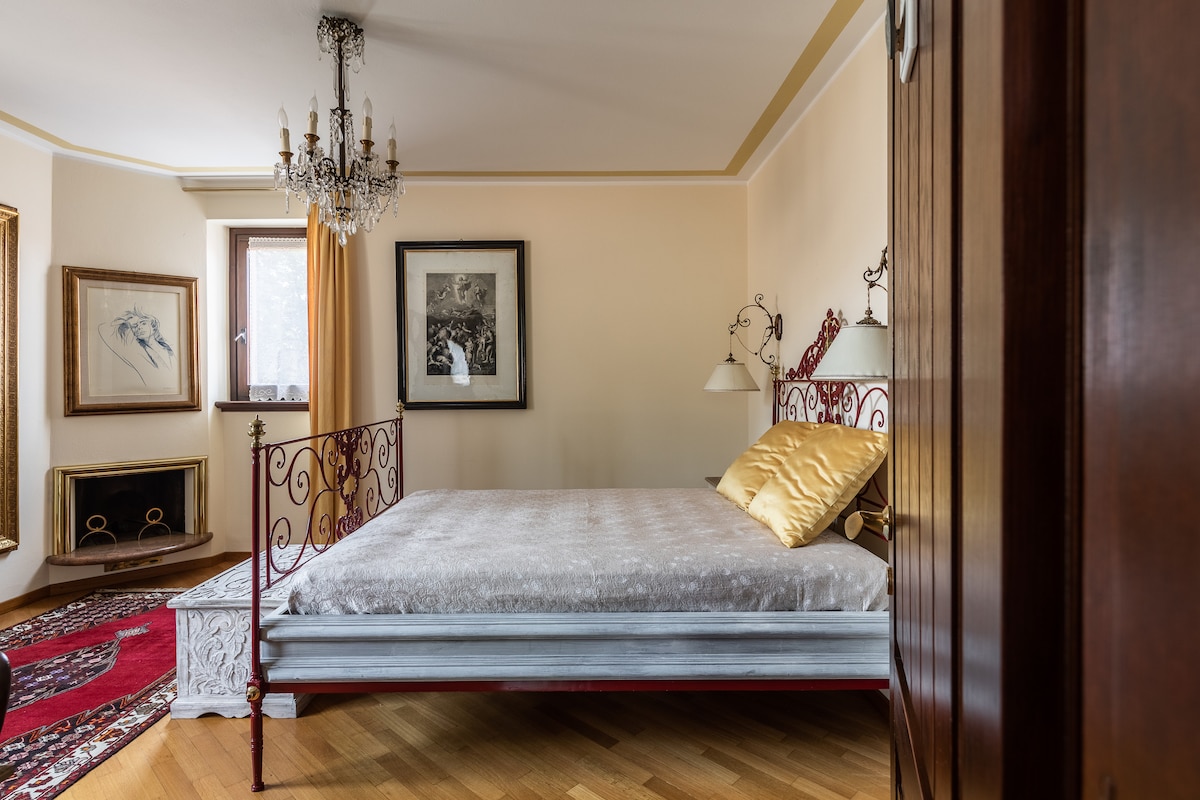 Dvojlôžková izba s kúpeľňou a kozubom / dvojposteľová izba s kúpeľňou a kozubom