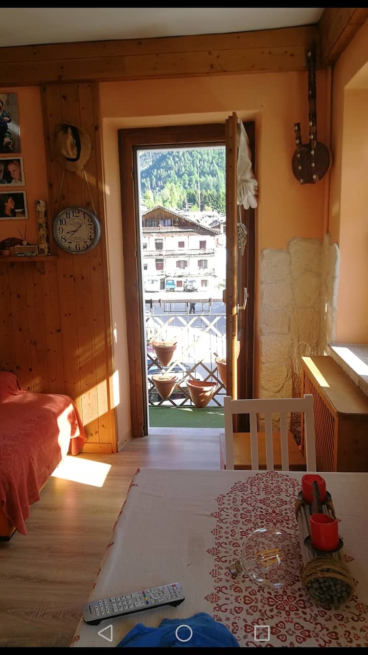 الشرفة المطلة على ساحة المدينة. 