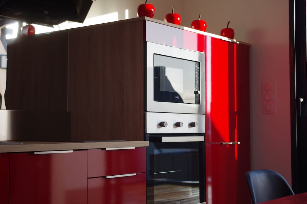 La cuisine : lave-vaisselle, micro-ondes, four, congélateur, réfrigérateur