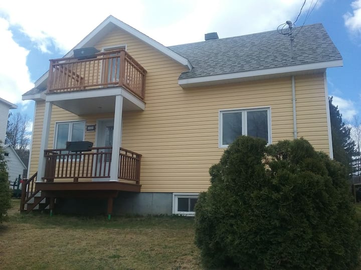 La maison jaune Maisons à louer à LacauSaumon, Québec, Canada Airbnb