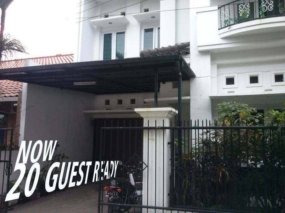 kini kami memiliki kapasitas hingga 20 orang, dengan area parkir dalam untuk 2 mobil dan parkir luar rumah. security 24 jam selalu siap melayani dan menjaga lingkungan perumahan.