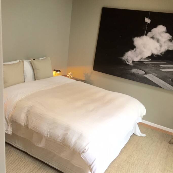 Cozy queen bed :)