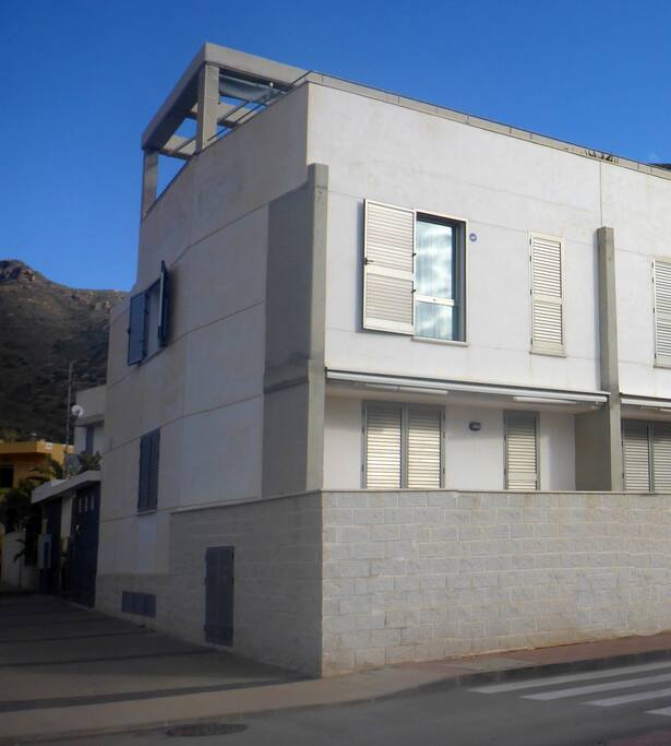 Esquinazo de la urbanización, donde se encuentra el apartamento.