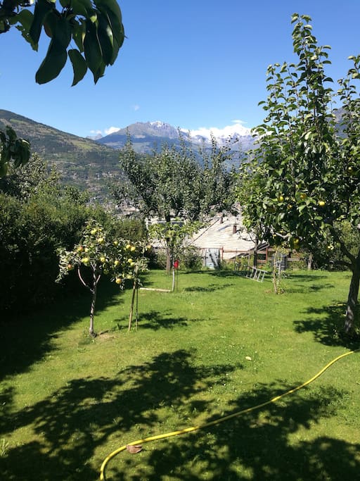 Il panorama dal giardino della casa