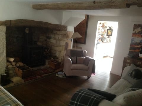 Popular Airbnb listing: Period 2 bed cottage with garden and amazing views in Winchcombe