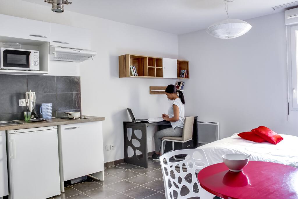 Lit en 120cm, espace bureau, cuisine équipée