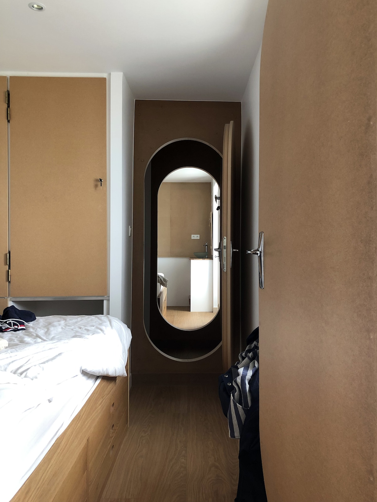 שני חדרי השינה בשורה בקומת הקרקע