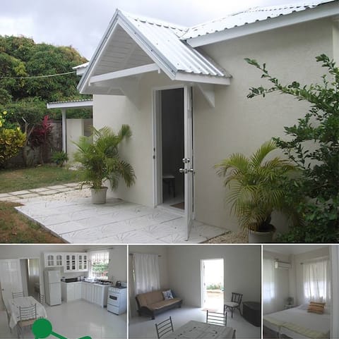 Prof & Suzanne's Private villa mins from the sea