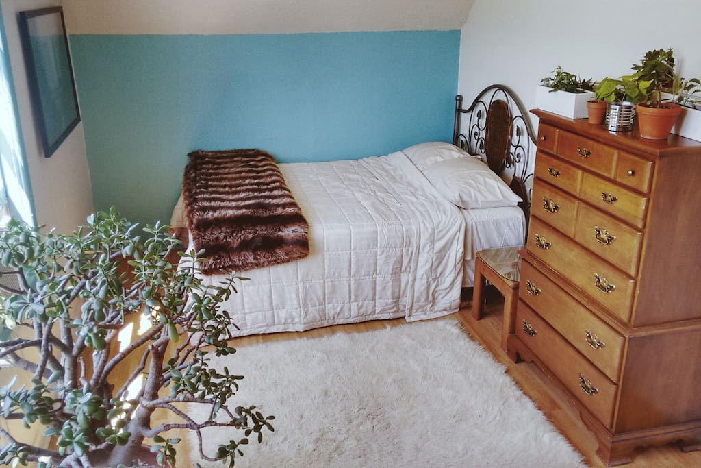 Full size bed, A/C unit, closet, desk