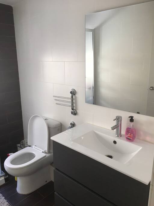 2 modern bathrooms
