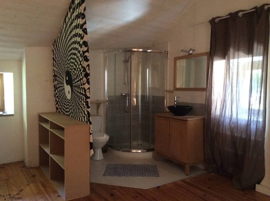 Le coin salle de bain dans la chambre