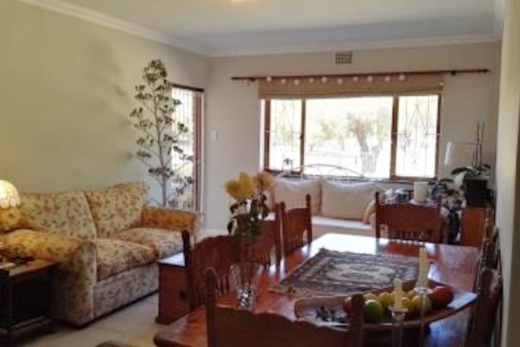 Lounge/dining area
