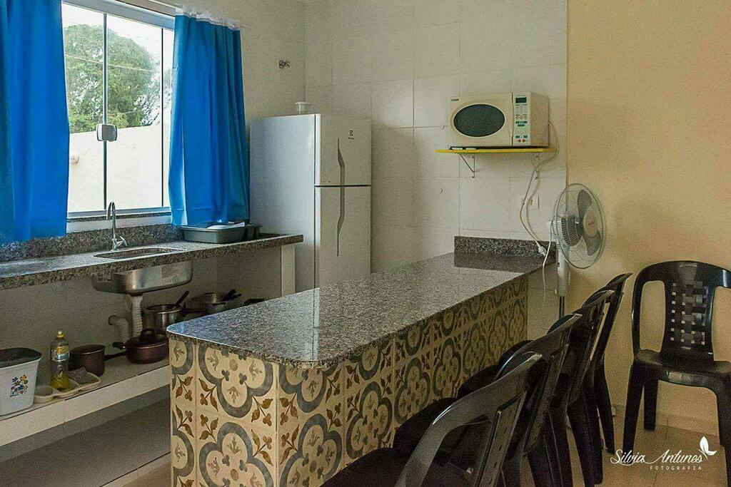 Cozinha c cooktop, geladeira, micro ondas e utensilios