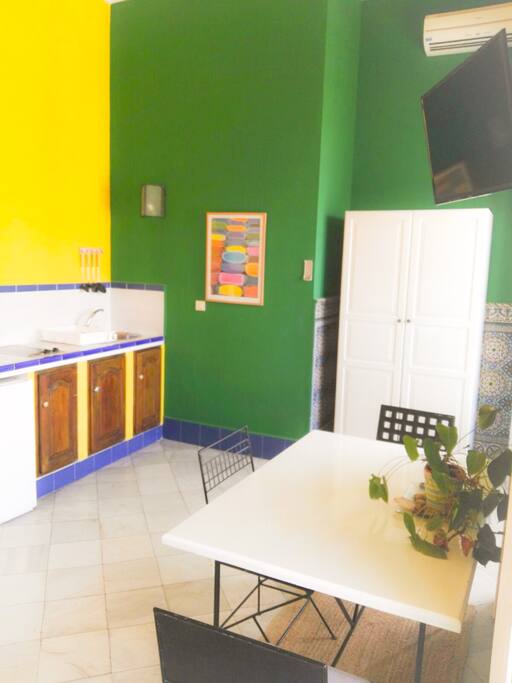 pequeña cocina con fuego de inducción, nevera/congelador y menaje