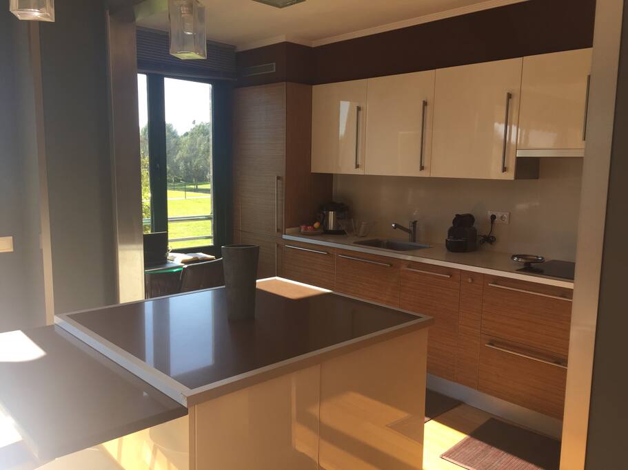 Amplio espacio con isla para comer y cocinar