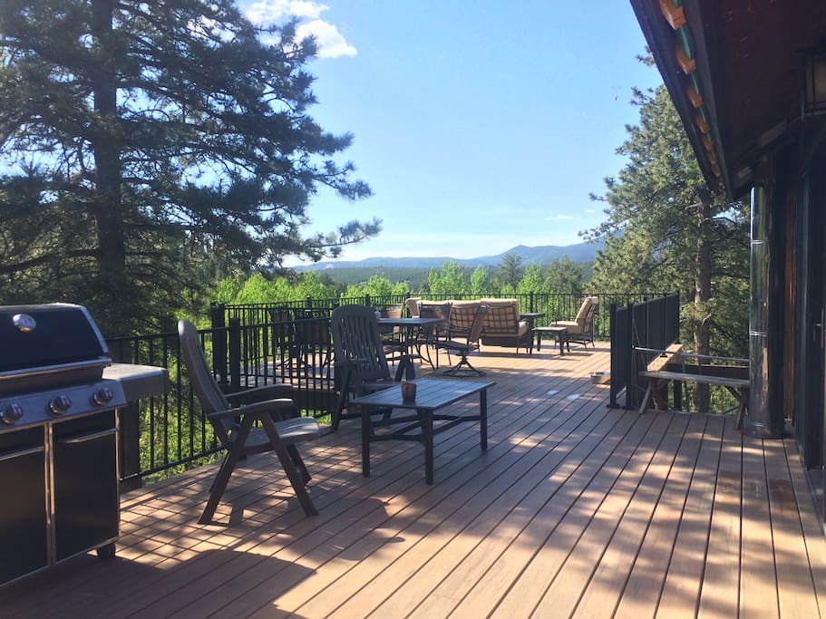 900 sq ft outdoor deck w/grill