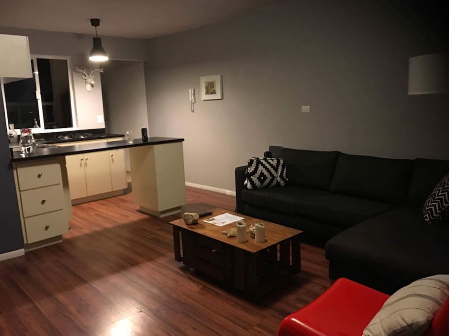 sala con tv y sillon muy comodo el cual puede servir como cama para un huesped
