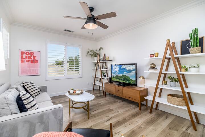 Hillside Oasis- Luxury Home Mins to 6 Flags gallery image 2