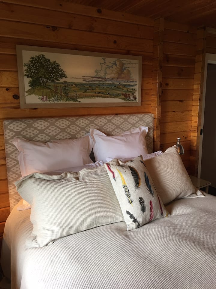Dormitorio queen con baño privado. 