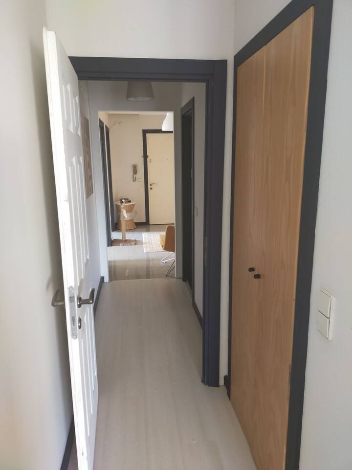 Chumba cha kuvaa na maoni ya Corridor kutoka kwa Chumba cha kulala cha Mwalimu