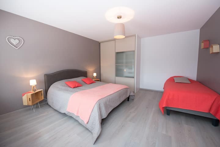 Chambre orange 1 lit 160x200 et 1 lit 90x200